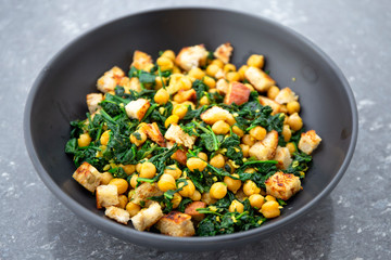 Chickpeas with spinach with bread