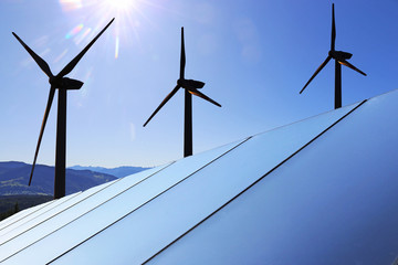 Solarpark mit Windkraftanlagen im Hintergrund