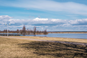 Obraz premium a clear spring day by the lake