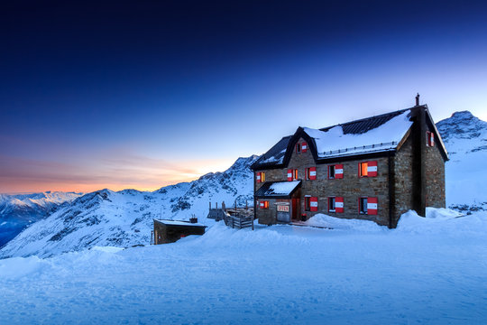 Duisburger Hütte 2572 m - Mölltaler Gletscher in Austria