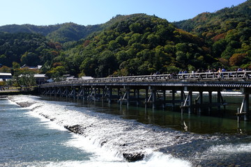 Fototapeta na wymiar 紅葉の時期で賑わう京都嵐山の渡月橋の風景