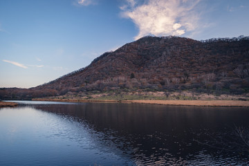 秋の覚満淵の日の出