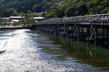 紅葉の時期で賑わう京都嵐山の渡月橋の風景