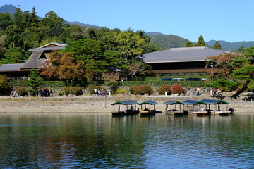 Fototapeta na wymiar 紅葉し始めた京都嵐山の桂川の風景