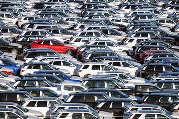 Konzept internationaler Handel: Zahlreiche fabrikneue Autos warten auf ihren Weitertransport