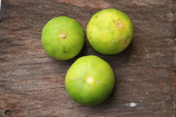  Collect lemons from the garden to cook