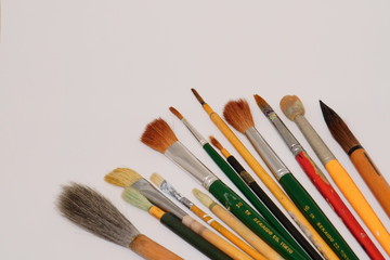 たくさんの並んだ絵筆