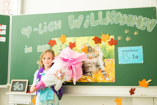 M&auml;dchen mit Schult&uuml;te am ersten Schultag