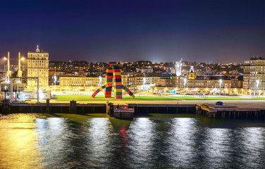 Besonderer Blick vom Meer aus: Die französische Hafenstadt Le Havre Havre in der Normandie bei nÃ¤chtlicher Beleuchtung