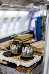 Zweckentfremdung von Kaffekannen zur Leimherstellung in einem Flugzeug