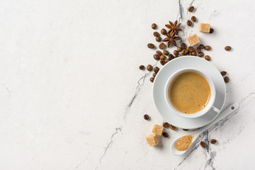 Morgens schwarzer Kaffee mit Zucker in weißer Tasse