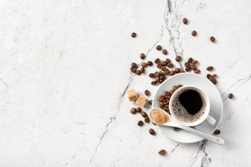 Morgens schwarzer Kaffee mit Zucker in weißer Tasse