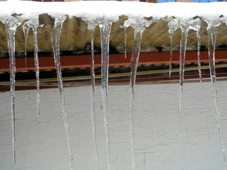 Eiszapfen im Winter vom Dach