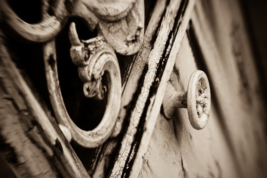 Poign&eacute;e de porte d'un caveau dans un cimeti&egrave;re de campagne