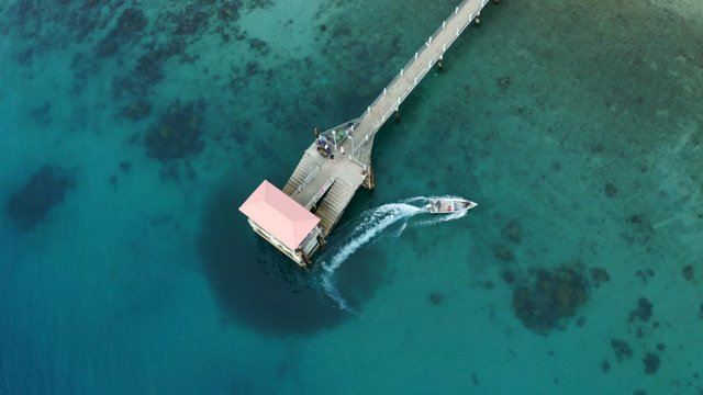 Bateau partant de la jet&eacute;e, Ile Tioman, Malaisie