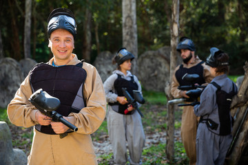 Fototapeta premium Męski gracz paintball gotowy do gry