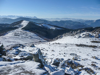 Fototapeta na wymiar The snowy mountain of Adarra in winter between Urnieta and Hernani. Gipuzkoa