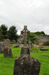 Fototapeta premium Keltisches Kreuz auf einem alten Friedhof in Irland