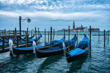 Drei Gondeln vertaut an einem Steg in Venedig