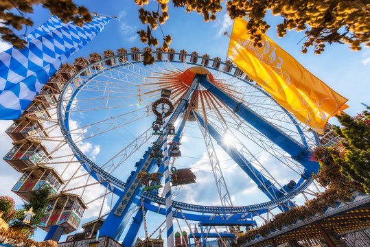 Riesenrad auf dem M&uuml;nchner Oktoberfest vor blauem Himmel