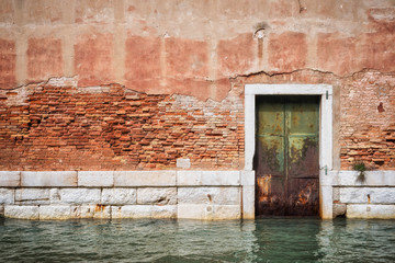 Tür zu einem Kanal in Venedig