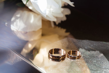 Obraz na płótnie Canvas Wedding bouquet and the gold ring