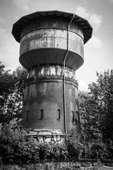 Alter Wasserturm in Schwarz/Weiß