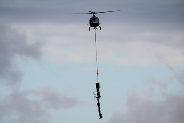 Ein Lastenhubschrauber auf der Bahn Baustelle Köthen, Mastentransport