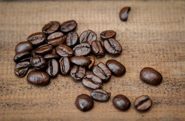 Kaffebohnen die auf einem Brett ausgeschüttet sind