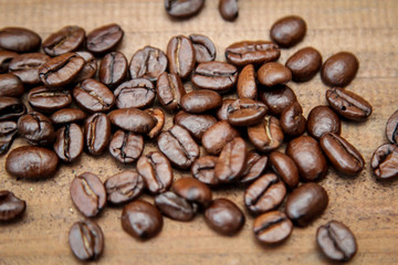 Kaffebohnen die auf einem Brett ausgeschüttet sind