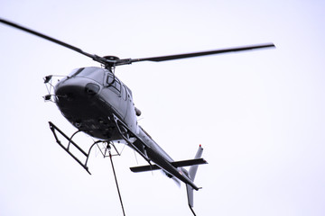 Ein Lastenhubschrauber auf der Bahn Baustelle Köthen, Mastentransport