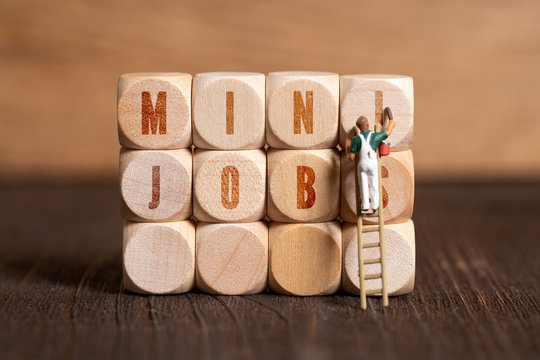 W&uuml;rfel mit Aufschrift "Mini Jobs" auf Holzhintergrund