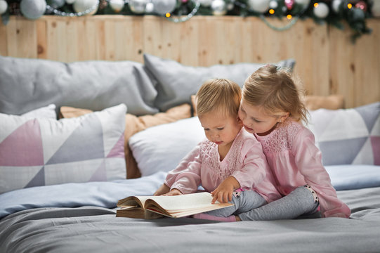 Big sister reads bedtime stories for little sister 2056.