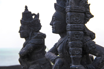 Obraz premium Beautiful figures in the Tanah Lot temple. Indonesia