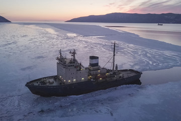 Ice-enpalled naldo, ice breaking ship.
