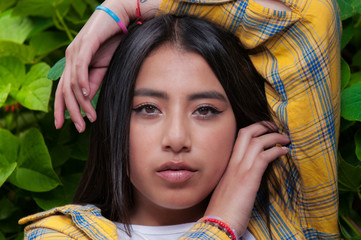 ecuatoriana latina con mirada fija