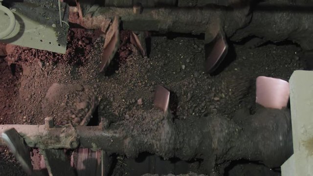 Preparation and grinding of clay before firing in industrial rotary kiln for the production of expanded clay or cement clinker. 