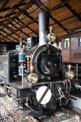 Alte Dampflokomotive mit Zug