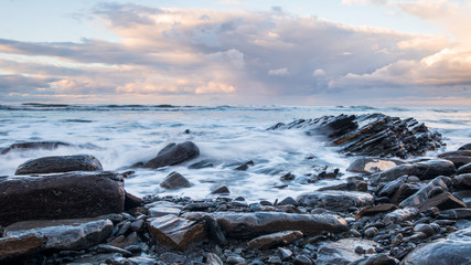 Steinküste mit Klippen in stürmischem Atlantik mit Wischeffekt