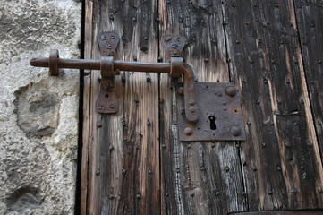 Antico catenaccio di un portoncino in legno
