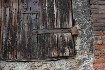 Cerniera in ferro di portoncino antico