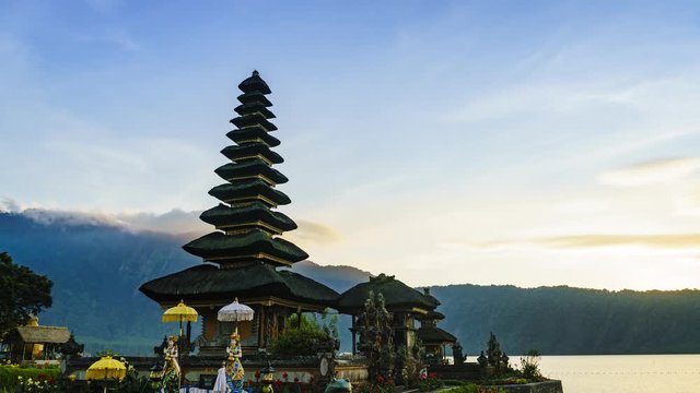 Timelapse lever de soleil sur le temple Pura Ulun Danu &agrave; Bali