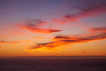 Fototapeta na wymiar Spektakulärer Sonnenuntergang über dem Meer