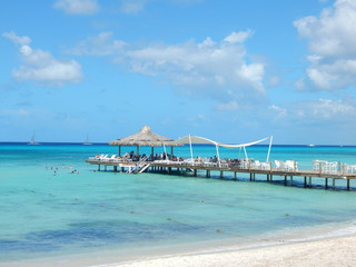 Playa con un hermoso muelle que tiene spa y área de recreación para toda la familia