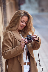 looking the camera settings © OscarDiMalva