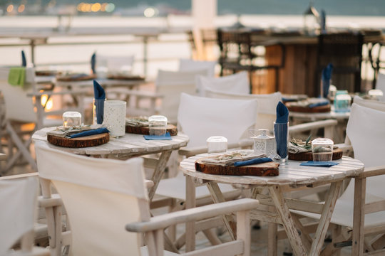 Tabble setup for an outdoor dinner