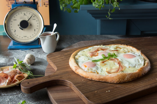 Tasty pizza with eegs