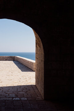 Sea view trough an arch gate.