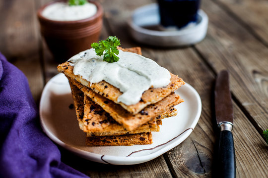 Crispbread and vegan cream cheese
