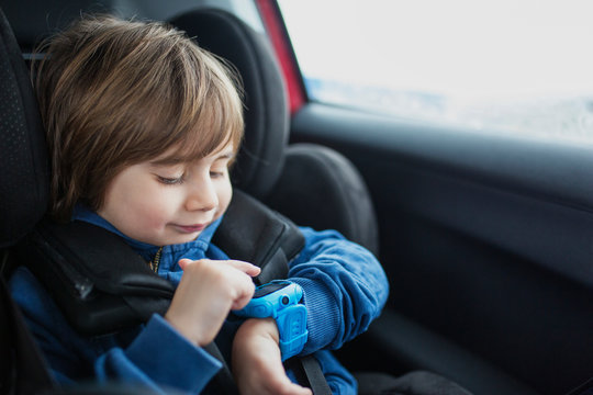 4 year old boy using a smartwatch